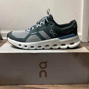 On Running Men’s CloudRunner 2
Color: Alloy/Chambray